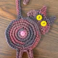 Vue détaillée de sous-verre chat tricoté main, tapis de table crochet drôle pour maison. - Arc-en-ciel