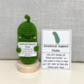 Handgehäkelte emotionale Unterstützung Gewürzgurke Puppe mit Holzsockel und Karte. - Gurke Nr. 1 mit großer Karte