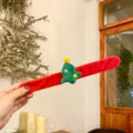 Détail en gros plan d'un bracelet slap de sapin de Noël en peluche rouge pour enfants. - Bracelet slap Arbre de Noël Étoile à Cinq Branches