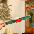 Bracelet slap en peluche de Noël, bracelet vert avec chaussette 3D et broderie détaillée. - Bracelet slap Chaussette de Noël