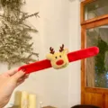 Détail du bracelet slap renne de Noël, en peluche douce avec un joli style de vacances. - Bracelet slap Cerf