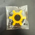 Gele plastic flesopener, draagbaar keukengereedschap met handig meertandig ontwerp. - Geel