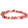 Primer plano detallado de pulsera elástica de chips de cuarzo fresa rosa natural - Cuarzo Fresa