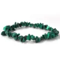Vista detallada de la textura de la pulsera elástica de malaquita verde - Malaquita