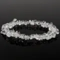 Pulsera elástica de cuentas de cuarzo transparente natural sobre fondo reflectante - Cristal blanco natural