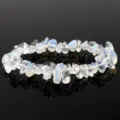 Pulsera elástica de virutas de piedra lunar natural irregular con un elegante brillo azulado - Ópalo Sintético