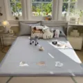 Détail de tapis rafraîchissant d'été en soie glacée gaufrée, parure de lit respirante avec broderie. - Tapis de lit Relax Island (Chuangshang) - Gris