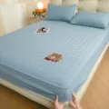 Gestepptes Baumwoll-Spannbetttuch in Blau mit süßer Bären-Bestickung, Einzelstück. - Doktor Bär - Seeblau / 90x200cm Einzel-Spannbettlaken