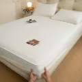 Gestepptes Baumwoll-Bettlaken mit süßer Bärenstickerei, verdickter Matratzenschutz aus Baumwolle. - Dr. Bär - Milchshake-Weiß / 90x200cm Einzel-Spannbettlaken