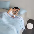 Manta de verano de punto suave, manta de aire acondicionado ligera azul claro para noches. - Azul Elegante