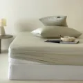 Luxus Tencel Spannbetttuch kühlende Eisseide Bettbezug Hauptansicht elegantes Schlafzimmer - Spannbettlaken 120x200 cm, Höhe 25 cm / Elfenbein