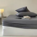 Dunkelgraues Tencel-Spannbettlaken-Set mit passenden Kissen für luxuriösen kühlenden Schlaf. - Spannbettlaken 120x200 cm, Höhe 25 cm / Elegantes Grau