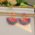 Handgefertigte böhmische fächerförmige Bast-Quastenohrringe mit buntem Geflecht - Stil (E6523) / Rosa