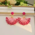 Böhmische fächerförmige handgefertigte Bastquasten-Ohrringe für Damen in rosa Verläufen - Stil (E6832) / Fuchsia