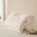 Sojavezel dekbed detail met zachte gewatteerde textuur en label, warme creme kleurige beddengoed set. - 200x230cm (6 jin) / Wit
