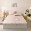 Nahaufnahme des rosa Baumwoll-Bettlakens mit Koala-Motiv und gemütlichem Schlafzimmer. - Punktierter Elefant / 120x200+20 cm Einzel-Spannbetttuch