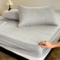 Graues gestepptes wasserdichtes Bettlaken mit süßem Kleeblatt-Stickerei, Matratzenschoner. - 90x190cm / Kleeblatt - Grau