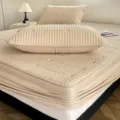 Gesteppter wasserdichter Matratzenschoner mit eleganter Kleeblatt-Bestickung für gemütliches Bett. - 90x190cm / Kleeblatt - Khaki