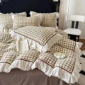 Gewassen katoenen ruitjes beddengoed variant met kanten volants en geel ruitdesign. - Kleine ruiten koffie Muge