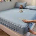 Blauer gesteppter Baumwoll-Spannbetttuch, verdickter Matratzenschutzbezug mit Hello Stickerei - Blau