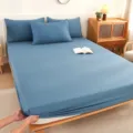 Σετ σεντόνι με λάστιχο σε μονόχρωμο, μαλακό και παχύ προστατευτικό στρώματος με μαξιλαροθήκες. - Denim Μπλε