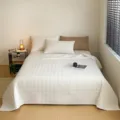 Conjunto de colcha acolchada de algodón puro blanco, variante de ropa de cama minimalista. - Juego de colcha de 3 piezas: 200*230 cm + 2 fundas de almohada 48*74 cm / Profiterol de nube - Blanco roto
