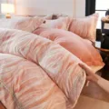 Πολυτελές σετ κρεβατιού 4 τεμαχίων από ροζ fleece γάλακτος με κομψή δαντέλα υψηλής ποιότητας. - Βελούδο Sumi - Ροζ του χιονισμένου ροδάκινου / 1.5m Σετ Σεντόνι 4 Τεμαχίων - Παπλωματοθήκη 200x230cm