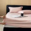 Luxe effen roze hoeslaken en kussensloop beddengoed set voor moderne slaapkamer - Perzikroze / 150x200+30cm enkel hoeslaken