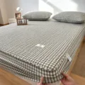Grünes kariertes 100% rein gewaschenes Baumwoll-Spannbettlaken, weiche atmungsaktive Bettwäsche. - Gestepptes Modell - grünes Karo / Ein Paar Kissenbezüge 48x74 cm