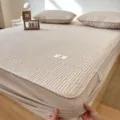 Gezellig katoenen hoeslaken met ruitjespatroon in neutrale beige kleur, ademend beddengoed. - Gewatteerd model - beige fijne strepen