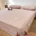 Roze en beige geruit katoenen hoeslaken bedovertrek met twee bijpassende kussenslopen. - Gewatteerd model - maansopdruk roze