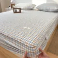 Gekleurd geruit hoeslaken van gewassen katoen voor comfortabel slapen en slaapkamer decoratie - Gewatteerd model - maansopdruk blauw