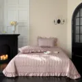 Colcha acolchada rosa con volantes, variante de tela de algodón para un dormitorio elegante. - Colcha individual de 200x230cm / Amor de mariposa - Rosa bruma