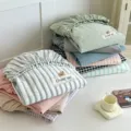 Katoenen garenverf hoeslaken, schattig berenlabel, gestreept en geruit patroon, zacht beddengoed. - Gesorteerde Elementen