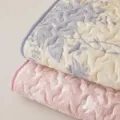 Lenzuolo con angoli trapuntato in cotone lavato stampato, variante con delicato motivo floreale. - Modello di Combinazione