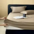 Katoenen hoeslaken set, minimalistisch kakhikleurig bedlaken met kussenslopen voor de slaapkamer. - Zandbruin