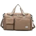 Große khakifarbene Reisetasche, Sporttasche mit mehreren Fächern und Schultergurt. - Khaki