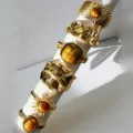 Irregular gold rings set with amber resin stone on display holder - Amber Relief Niche Ring Set (6512801HB) / Gold