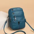 Piccola borsa tracolla in pelle morbida blu, borsa telefono retrò con zip multiple. - Ciano