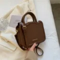 Borsa a tracolla da donna marrone vintage a forma di toast con fibbia metallica. - Caffè