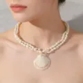 Detailansicht einer eleganten zweireihigen natürlichen Muschelkette im Ozean-Stil an einem Modell - Doppellagige Muschel Gewebt Mit Muschelanhänger(4)