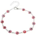 Detailansicht eines Armbands mit roten und weißen Böser-Blick-Anhängern in Silberoptik - Rote Augen / Silber