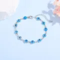 Detailansicht eines silbernen Evil Eye Armbands mit leuchtend blauen schützenden Perlen - Hellblaues Auge / Silber