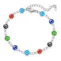 Detailansicht eines silbernen Gliederkettenarmbands mit bunten Emaille-Augen-Charms. - Mehrfarbig / Silber