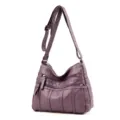 Borsa a tracolla da donna in morbida pelle viola con molteplici cerniere capiente per uso quotidiano. - Viola
