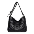 Borsa a tracolla nera in morbida pelle trapunta con comode tasche multiple con zip per donna. - Nero