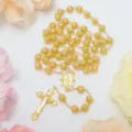 Squisita collana rosario placcata in oro con catene di perline da 10 mm e croce dettagliata. - Oro