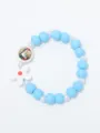Kleurrijke houten kralenarmband met schattige witte bloemhanger en portretbedel. - Blauw