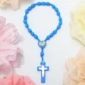 Detail van blauwe houten rozenkrans armband met ovale kralen, hart middenstuk en handgemaakt kruis. - Klassieke Kruis Stijl / Blauw (ZJ251023001-2)