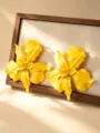 Overdreven gele metalen bloem oorbellen voor vrouwen, mode statement hangende oorbellen detail. - Geel